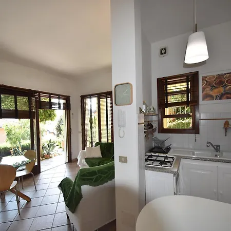 By Maggiore With Garden Views בית נופש