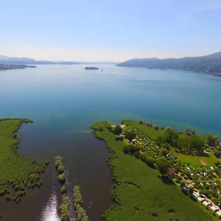 By Maggiore With Garden Views בית נופש